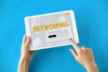 insan elinden tutarak dijital tablet