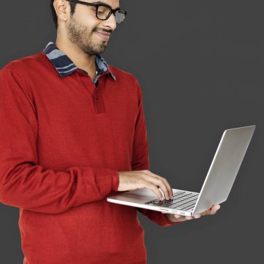 dizüstü bilgisayar kullanan adam 