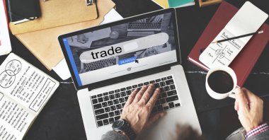 Dizüstü bilgisayar kullanan adam