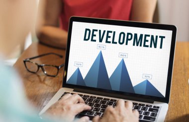 dizüstü bilgisayar kullanan kişi. 