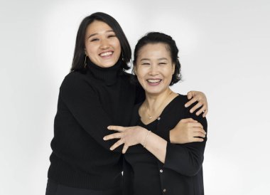 Anne ve kızı sarılma gülümseyen 