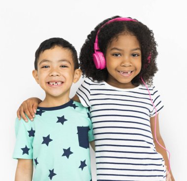  Çocuklar birbirine sarılıyor.