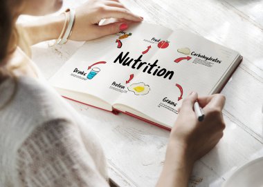 Defterde yazan kadın