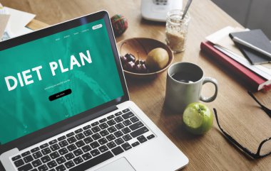 Laptop ahşap masada.