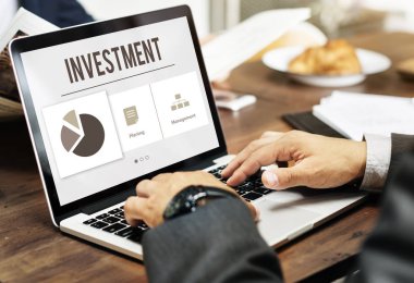 Bilgisayarda Daktilo Yazan İşadamı