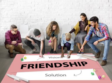 insanlar poster üzerinde yazma.  