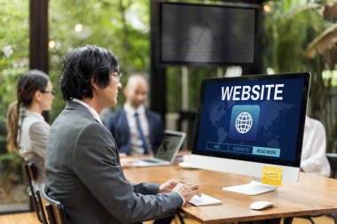 Bilgisayarda çalışan iş adamı