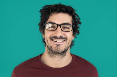 casual adam gülümsüyor