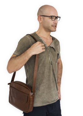 Omzunda kahverengi çanta tutan adam 