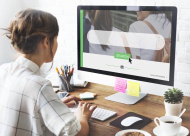 bilgisayar ile çalışan kadın