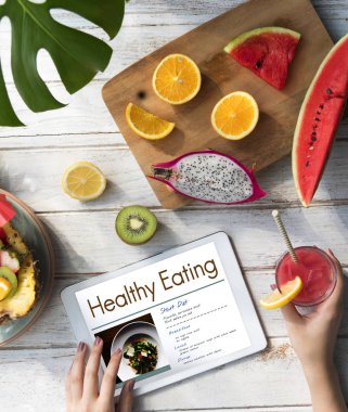 Dijital tabletli kadın.