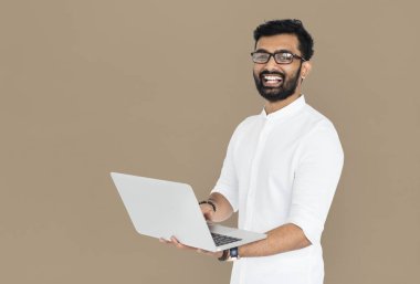 Neşeli Hintli adam holding dizüstü