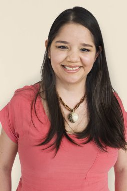 Stüdyoda gülümseyen kadın