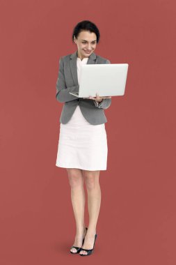 Dizüstü bilgisayar kullanarak iş kadını Smilng