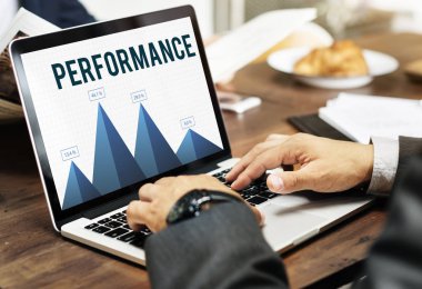 Bilgisayarda Daktilo Yazan İşadamı