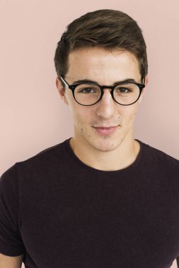 gözlük genç yakışıklı adam