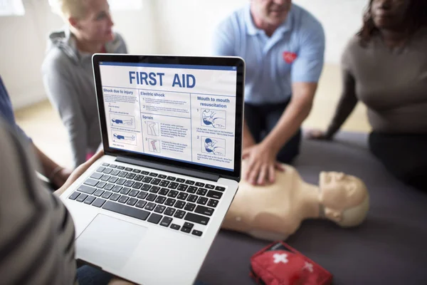 Le persone durante la formazione CPR primo soccorso — Foto Stock