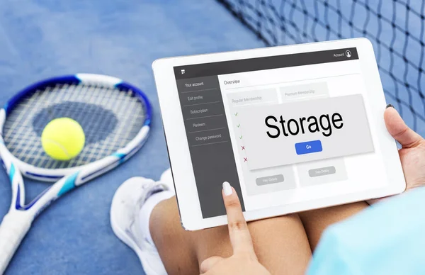 Tenista s digitálním tabletu. — Stock fotografie