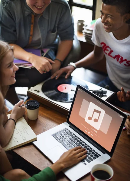 People with vinyl portable player and laptop — Stock Photo, Image