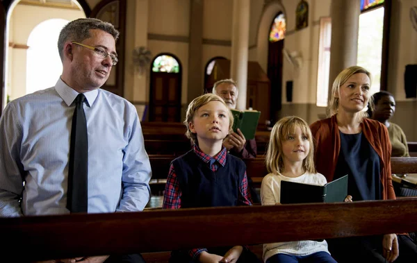 Persone che pregano in chiesa — Foto Stock