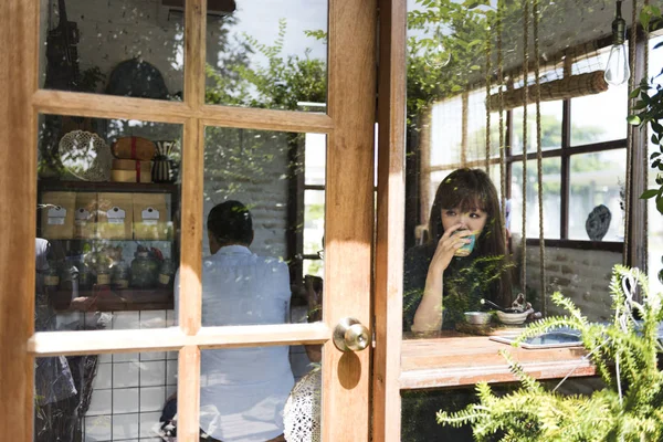 Mulher bebendo café — Fotografia de Stock