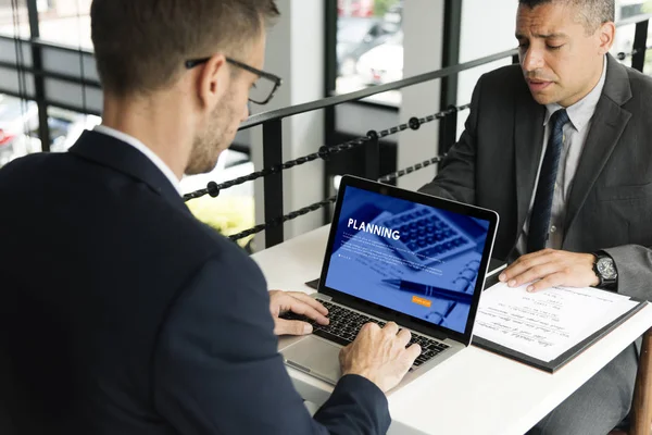 Dos hombres de negocios que trabajan con portátil . — Foto de Stock