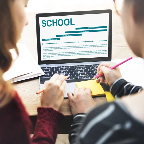 Donne che parlano, utilizzando il computer portatile — Foto Stock