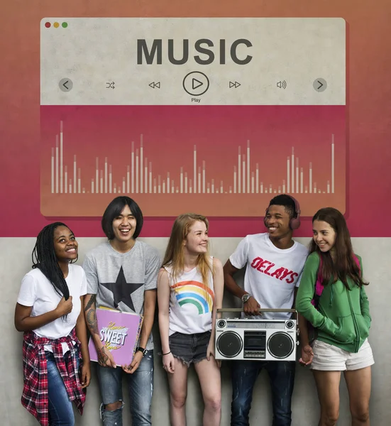 Adolescenti che ascoltano musica in boombox — Foto Stock