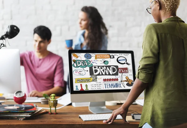 Frau arbeitet im Büro am Computer — Stockfoto