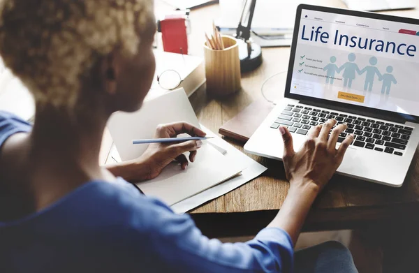 Frau arbeitet am Laptop — Stockfoto