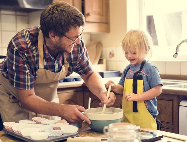 Far och son bakning tillsammans — Stockfoto