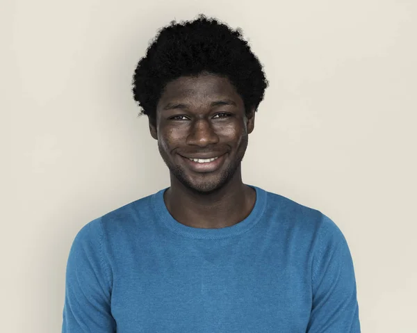 Casual afrikansk man leende — Stockfoto