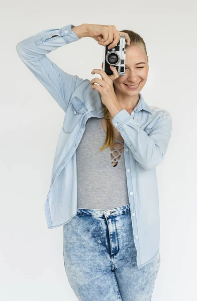 Blonde vrouw met camera — Stockfoto