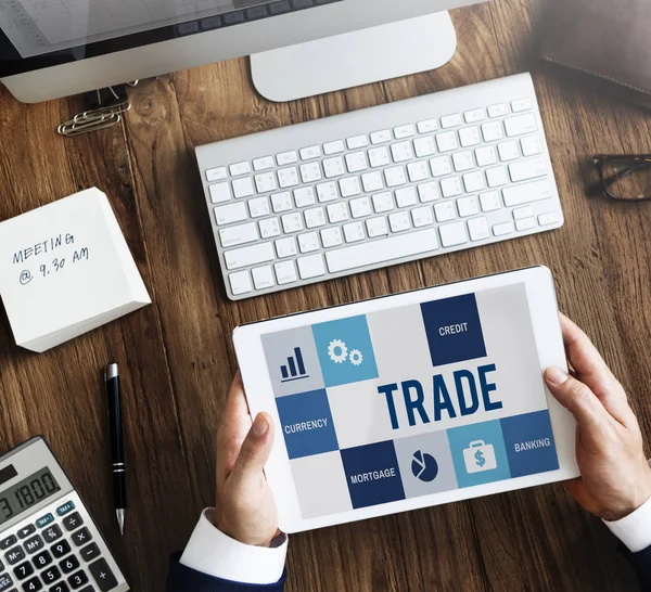 iş kişi dijital tablet kullanma