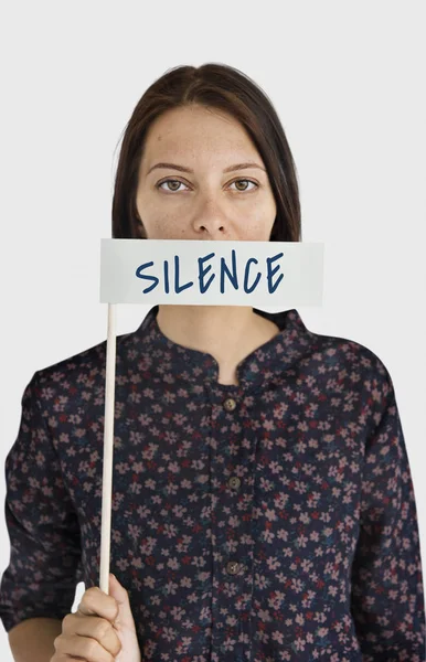 Frau bedeckt Mund mit Blanko — Stockfoto