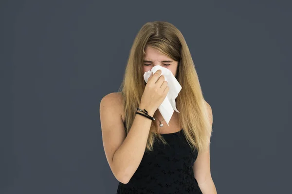 Wanita sakit bersin di Napkin — Stok Foto