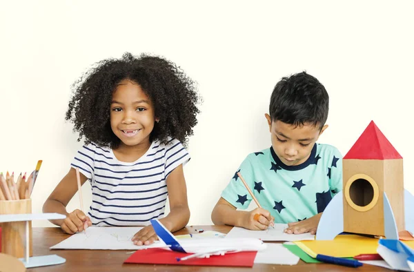 Niños dibujando con lápices — Foto de Stock