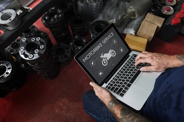 Auto monteur met laptop in garage — Stockfoto