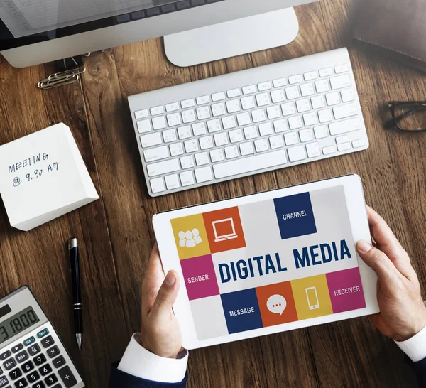 Geschäftsmann mit digitalem Tablet — Stockfoto