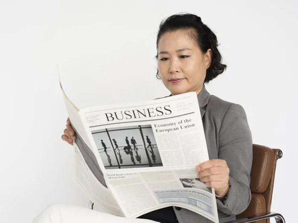 Азиатская предпринимательница, читающая газету — стоковое фото
