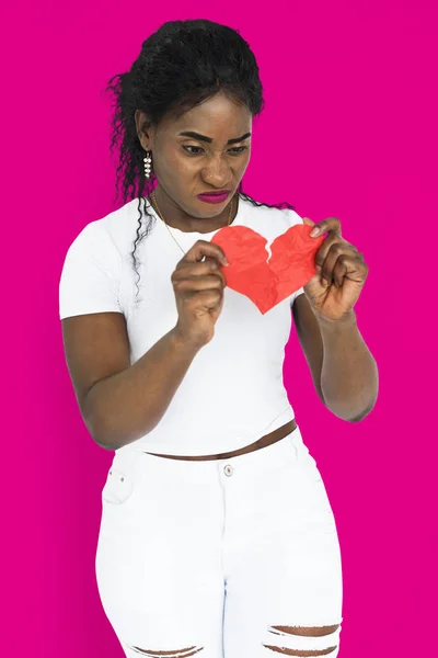 Afrikanerin mit gebrochenem roten Herzen — Stockfoto