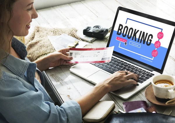 Person mit Laptop und Reiseplanung — Stockfoto