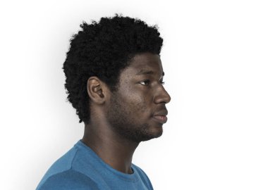 Afrikalı adam ciddi görünüyor.