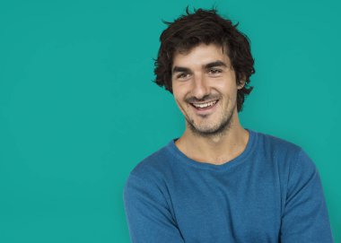 yakışıklı gülen adam 