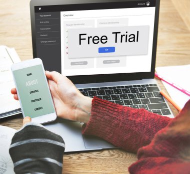 Kadın telefonu ve dizüstü bilgisayar kullanarak