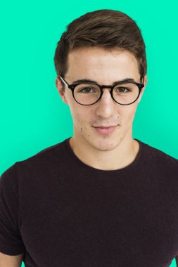 gözlük genç yakışıklı adam