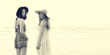 Plajda gülümseyen kız