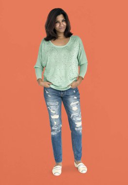 Stüdyo çekimi neşeli kadın 