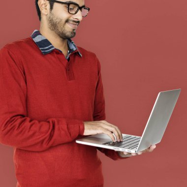 dizüstü bilgisayar kullanan adam 