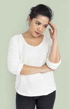 el üzerinde kafa tutan kadın